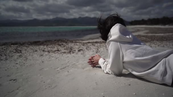 Eenzame Penetrante Jonge Vrouw Liggend Een Strand Zand Winter Oceaan — Stockvideo