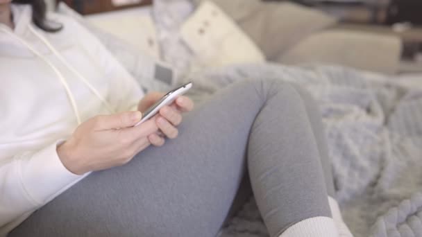 Mujer Joven Aburrida Reconocida Sentada Sofá Con Las Piernas Acurrucadas — Vídeos de Stock