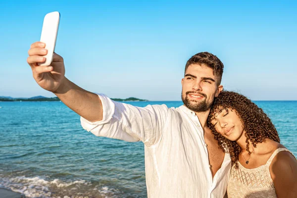 Couple Young Lovers Taking Selfie Vacation Seashore Sunset Sunrise Boho — Stock Photo, Image