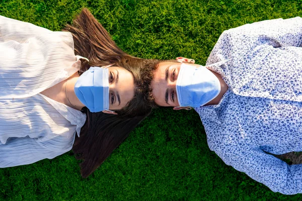 Belo Casal Jovens Estudantes Deitados Frente Para Costas Gramado Verde Fotos De Bancos De Imagens