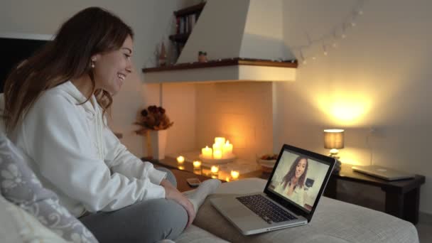 Schöne Junge Frau Der Wärme Ihres Gemütlichen Wohnzimmers Sitzt Schneidersitz — Stockvideo