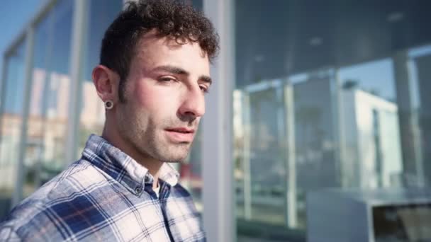 Kafkas Çağının Modern Genç Adamının Kapalı Bakışlı Profili Güneşle Aydınlatılıyor — Stok video