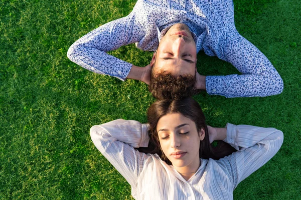 Top View Carefree Young Heterosexual Couple Resting Sleeping Beautiful Green — Stock Photo, Image