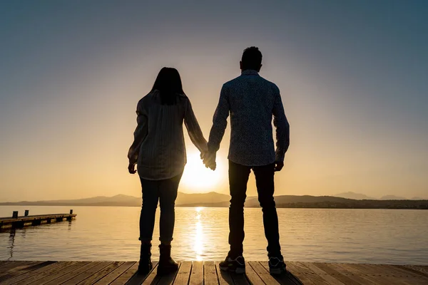 Suggestive Silhouette Back Shot Young Couple Love Holding Hands Standing — Stock Photo, Image