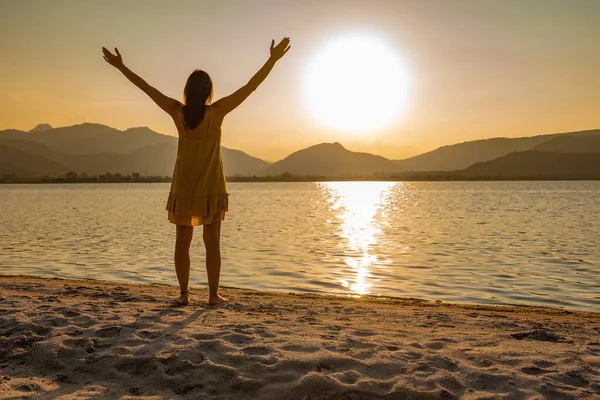 Suggestive Aufnahme Von Der Rückseite Der Nachdenklichen Silhouette Einer Frau lizenzfreie Stockfotos