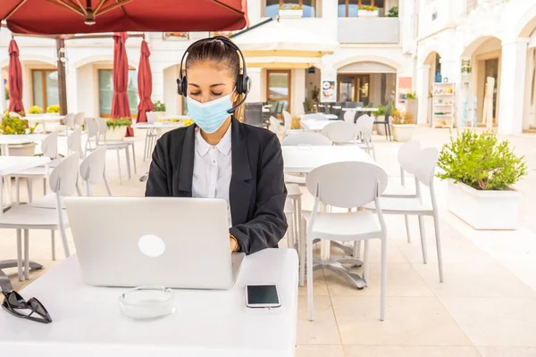 Femme Auto Entrepreneur Travaillant Dans Une Table Bar Extérieure Utilisant — Photo