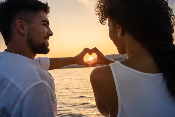 Les Jeunes Viennent Marier Couple Multiracial Dans Amour Faisant Forme Images De Stock Libres De Droits