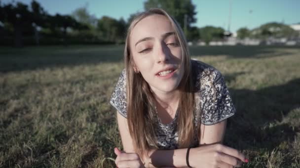 Amerikansk Blond Flicka Gör Ett Videosamtal Eller Själv Inspelning Klipp — Stockvideo