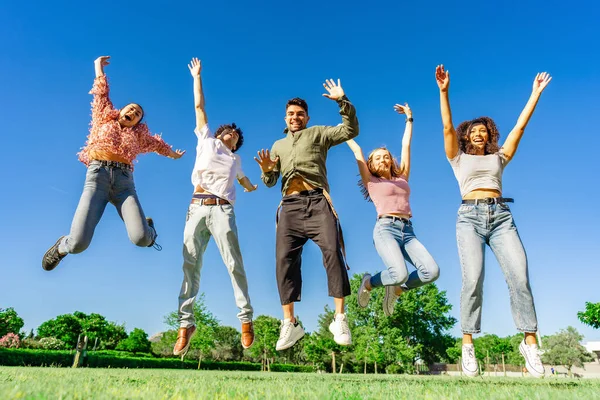 Grupo Jovens Felizes Diverso Multirracial Gen Amigos Pulando Juntos Levantando — Fotografia de Stock
