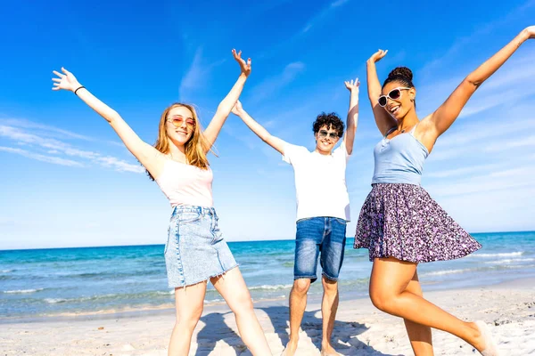 Τρεις Πολύ Χαρούμενοι Φίλοι Διασκεδάζουν Στην Παραλία Παριστάνοντας Τους Γελαστούς — Φωτογραφία Αρχείου