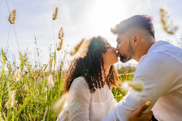 사랑의 키스를 커플의 로맨스 장면은 뜨거나 일출에 태양빛을 반사하는 과높은 스톡 이미지