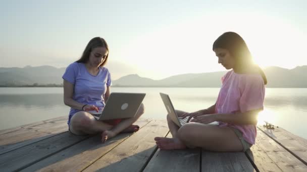 Due Giovani Bellissimi Studenti Seduti Sul Molo Utilizzando Laptop Gambe — Video Stock