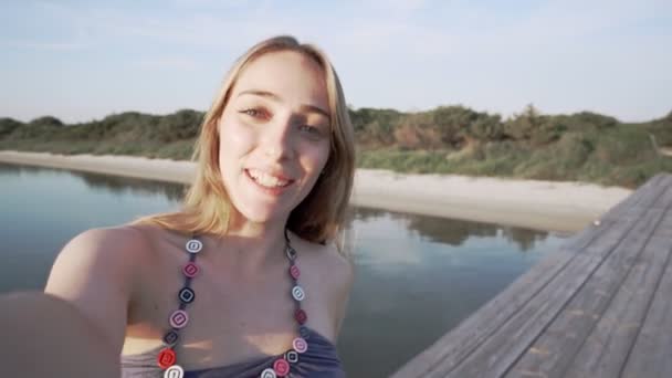 Krásná Blondýnka Velkýma Zelenýma Očima Videohovoru Pov Mává Rukama Mluví — Stock video