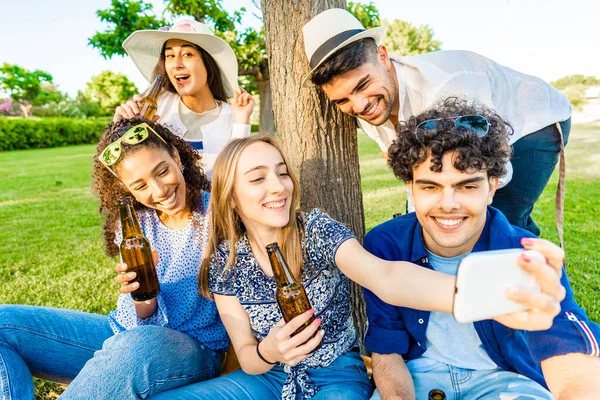 Cinco Jovens Amigos Multirraciais Divertindo Juntos Piquenique Parque Cidade Bebendo — Fotografia de Stock