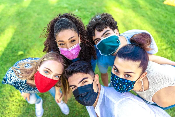 Brillante Fotografía Efecto Color Vívido Grupo Multirracial Jóvenes Que Miran Imágenes de stock libres de derechos