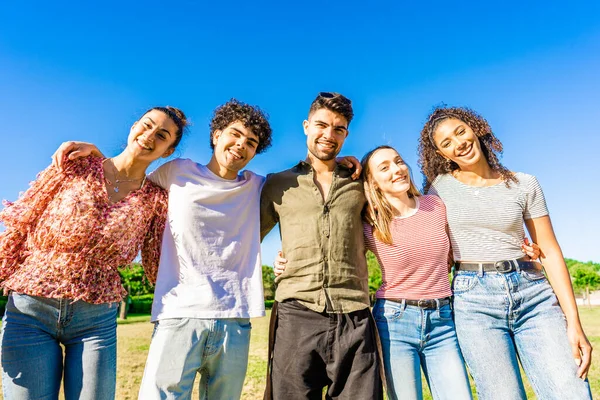 Grupo Multirracial Estudantes Universitários Abraçando Uns Aos Outros Com Braços — Fotografia de Stock