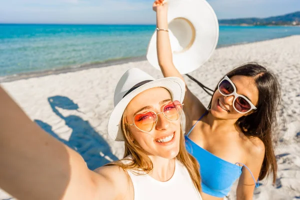 Dos Hermosas Chicas Con Sombreros Blancos Tomando Autorretrato Disfrutando Vacaciones — Foto de Stock