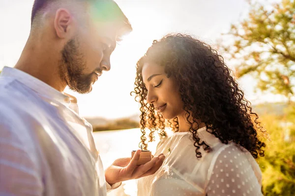 Cena Romance Sugestivo Retroiluminado Jovem Belo Casal Multirracial Apaixonado Bonito Imagens De Bancos De Imagens Sem Royalties