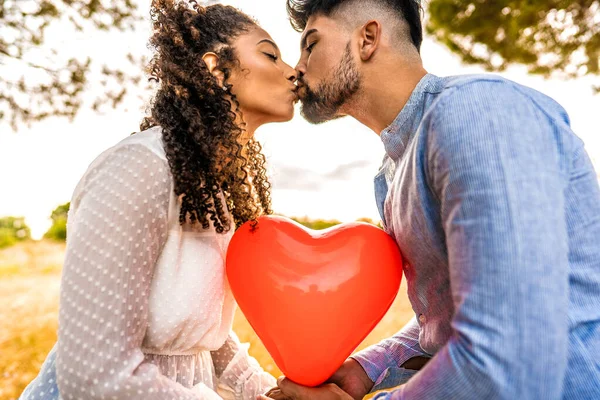 Profile Photograph Multiracial Couple Love Kissing Sunset Nature Sun Backlit — Stock Photo, Image