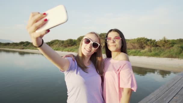 Jóvenes Amigas Emparejan Con Gafas Sol Colores Haciendo Caras Tontas — Vídeo de stock