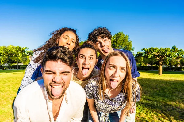 Grupo Tolos Jovens Amigos Multirraciais Milenares Fazendo Rostos Engraçados Com — Fotografia de Stock