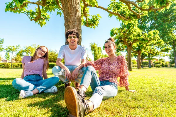 Τρεις Νέοι Φίλοι Αναπαύονται Στο Πράσινο Πάρκο Χαμογελώντας Κοιτάζοντας Την — Φωτογραφία Αρχείου