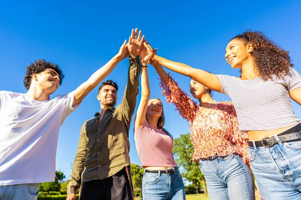 Grupp Glada Gen Vänner Vidröra Hand Upp Till Varandra Begreppet — Stockfoto