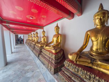 Bangkok, Tayland - 22 Ekim 2025: Tayland 'daki dinginlik ve ruhani bağlılığı yansıtan, uzanan Buda heykelinin yüzü ve kafasının karmaşık ayrıntıları.