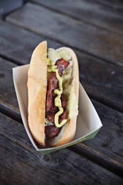 Sokak büfesinden ekmek ve etli sandviç.