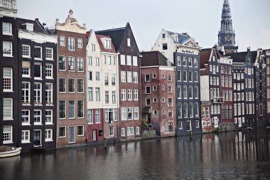 Kanalları ve binaları olan Amsterdam