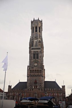 Bruges 'den sonbaharda ağaçlar, binalar ve kanallarla bir manzara