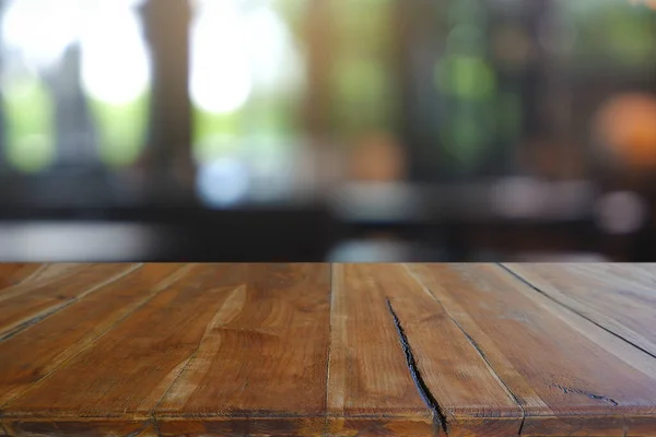 Κενό Ξύλινο Τραπέζι Μπροστά Από Αφηρημένη Θολή Cafe Εστιατόριο Βράδυ — Φωτογραφία Αρχείου