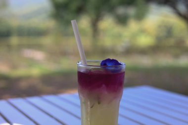 Kelebek bezelyeli limonata içeceği beyaz masada.