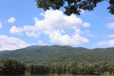 Dağların ve bulutların manzarası Chiangmai, Tayland manzarası