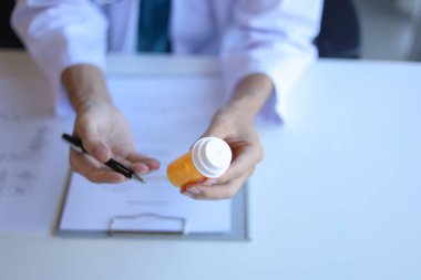 Doktor ya da pratisyen hekim hastaya reçeteli ilaçları dozajı, sıklığı ve zamanlamayı açıklayarak nasıl doğru kullanacağını açıklar..