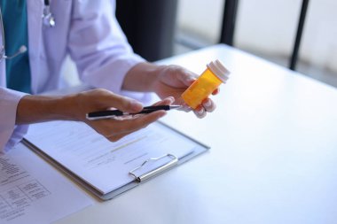 Doktor ya da pratisyen hekim hastaya reçeteli ilaçları dozajı, sıklığı ve zamanlamayı açıklayarak nasıl doğru kullanacağını açıklar..