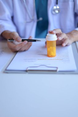 Doktor ya da pratisyen hekim hastaya reçeteli ilaçları dozajı, sıklığı ve zamanlamayı açıklayarak nasıl doğru kullanacağını açıklar..