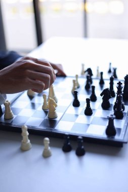 Takım elbise giyen, satranç oynayan, strateji, liderlik ve yönetim kavramı.