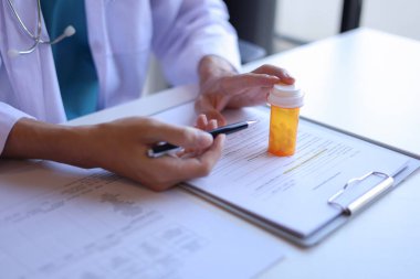 Doktor ya da pratisyen hekim hastaya reçeteli ilaçları dozajı, sıklığı ve zamanlamayı açıklayarak nasıl doğru kullanacağını açıklar..