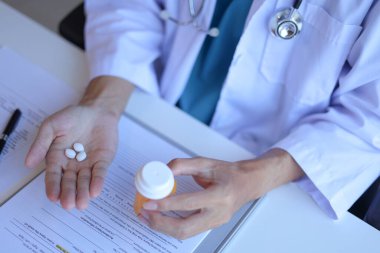 Reçeteli ilaç. Doktor ya da pratisyen hekim hastaya reçeteli ilaçları dozajı, sıklığı ve zamanlamayı açıklayarak nasıl doğru kullanacağını açıklar..