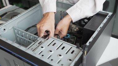 Bilgisayar donanım teknisyeninin bilgisayar bilgisayarını gizleyen ve tamir eden eli.