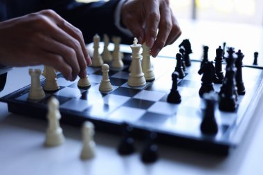 Takım elbise giyen, satranç oynayan, strateji, liderlik ve yönetim kavramı.