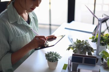 Ofis tasarımında çalışan güzel mühendis çevre dostu ve sürdürülebilir yaşam alanı.