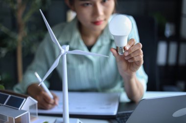 Ofis tasarımında çalışan güzel mühendis çevre dostu ve sürdürülebilir yaşam alanı.