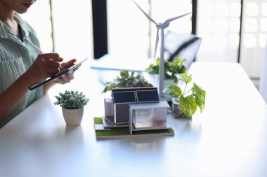 Ofis tasarımında çalışan güzel mühendis çevre dostu ve sürdürülebilir yaşam alanı.