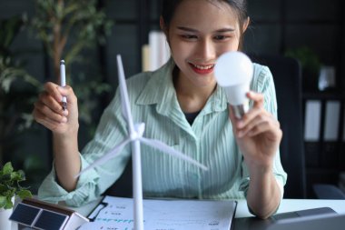Ofis tasarımında çalışan güzel mühendis çevre dostu ve sürdürülebilir yaşam alanı.