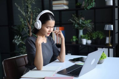 Ofiste çalışan güzel kadınlar VDO konferansı yapıyorlar, kulaklık takıyorlar..