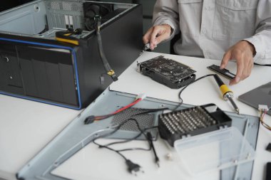 Bilgisayar donanım teknisyeninin bilgisayar bilgisayarını gizleyen ve tamir eden eli.