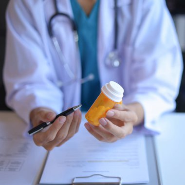 Doktor ya da pratisyen hekim hastaya reçeteli ilaçları dozajı, sıklığı ve zamanlamayı açıklayarak nasıl doğru kullanacağını açıklar..