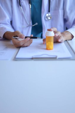 Doktor ya da pratisyen hekim hastaya reçeteli ilaçları dozajı, sıklığı ve zamanlamayı açıklayarak nasıl doğru kullanacağını açıklar..